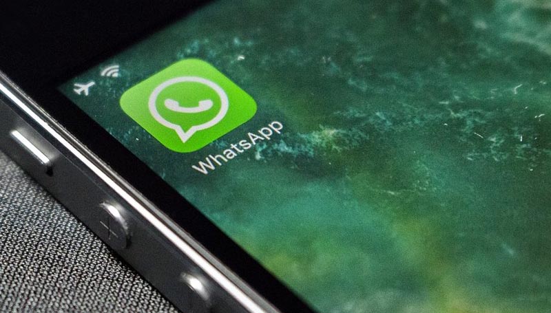 Un teléfono celular con WhatssApp de la web No Al Odio