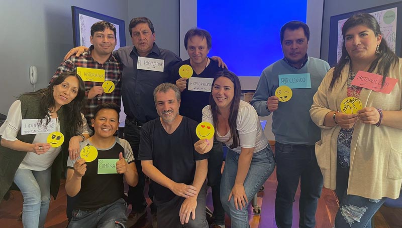 Un grupo de periodistas posando para una foto con cartulinas con inscripciones en sus manos. BUILD. Capacitacion para distribuir contenidos verificados.